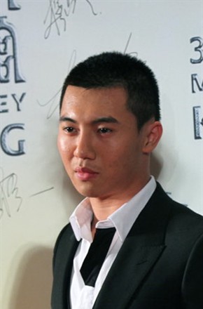 其父为富商郑强辉,他在电影《叶问2》中连戏再演任达华的儿子周光耀