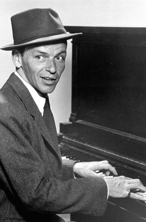 多年一直游走于爵士的随意和乡村的醇厚之间的老歌手franksinatra,在